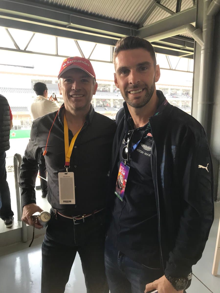 José Luis Higuera (CEO del grupo Omnilife-Chivas) y el delantero del León, Mauro Boselli, compartieron en las suites del circuito mexicano.