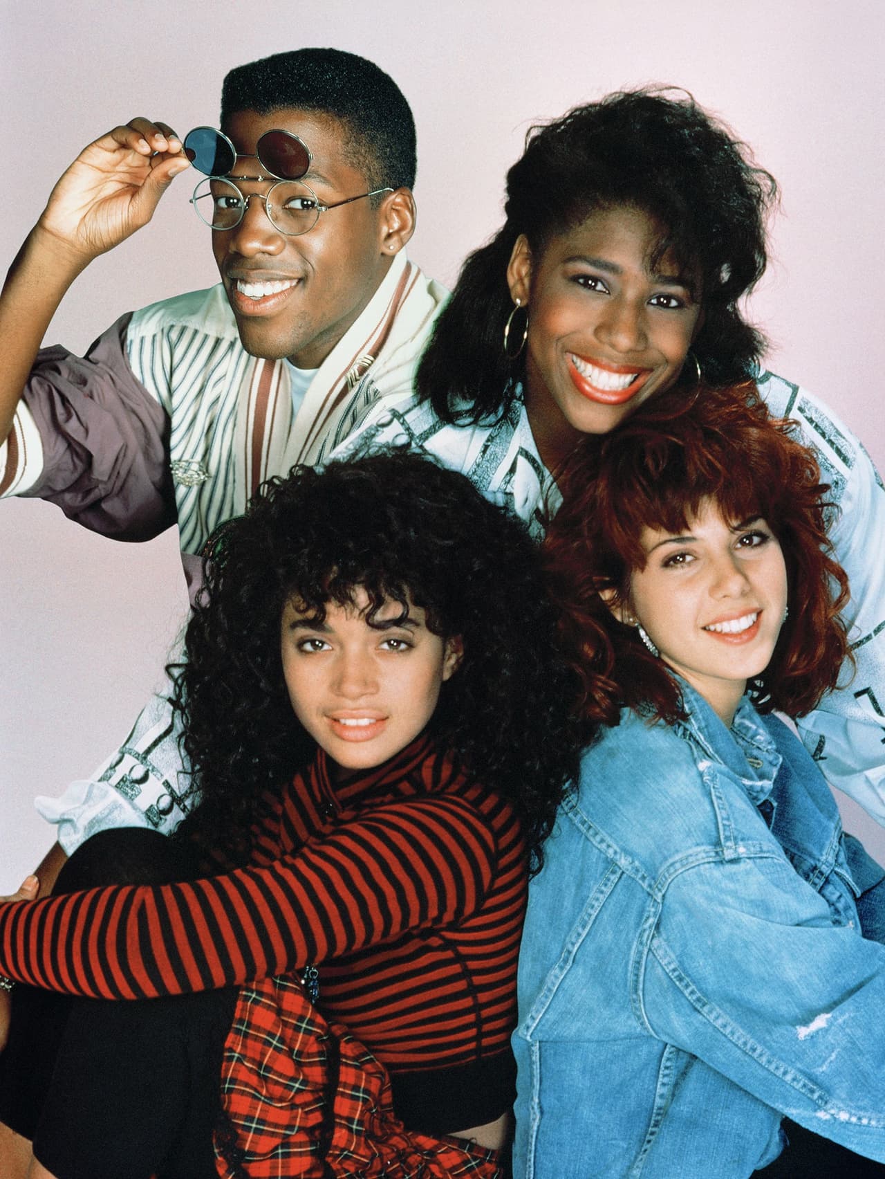 Una comedia de los 90s de NBC, que aborda directamente las relaciones raciales, específicamente la vida universitaria en Hillman College.