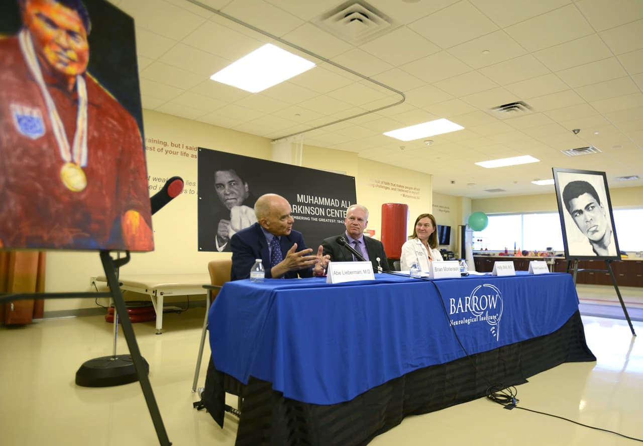 Aunque no se conoce con exactitud cuál es el factor determinante para desarrollar la enfermedad, los médicos opinan que la combinación entre genética y factores ambientales puede derivar en el mal de Parkinson. Incluso, algunos afirman que los golpes que recibió Ali a lo largo de carrera no causaron la enfermedad.