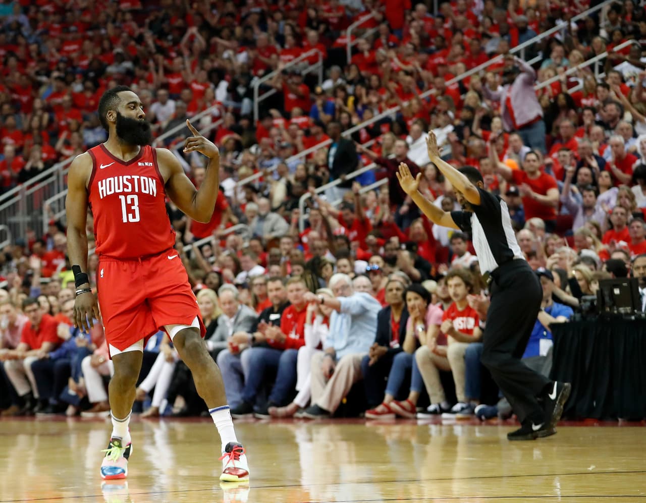 James Harden (derecha) y Eric Gordon (fuera de la foto) lograron 71 puntos combinados, logrando la cuarta mejor marca en la historia de los Rockets en Playoffs.