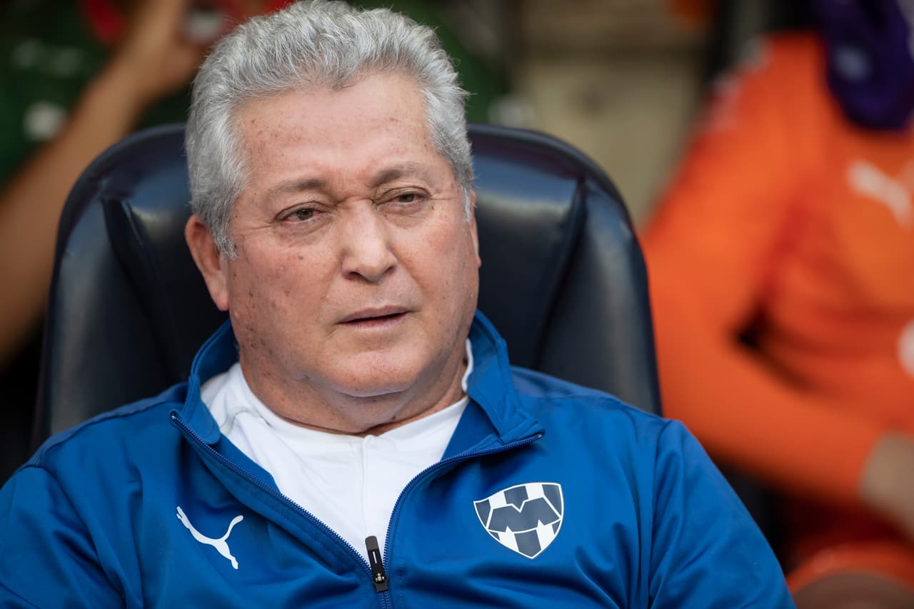 Vucetich es llevado en ambulancia a hospital tras sesión con Monterrey