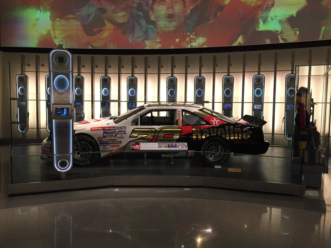 El famoso auto 28 de Davey Allison, quien en 1993 perdió la vida en un accidente de helicóptero.