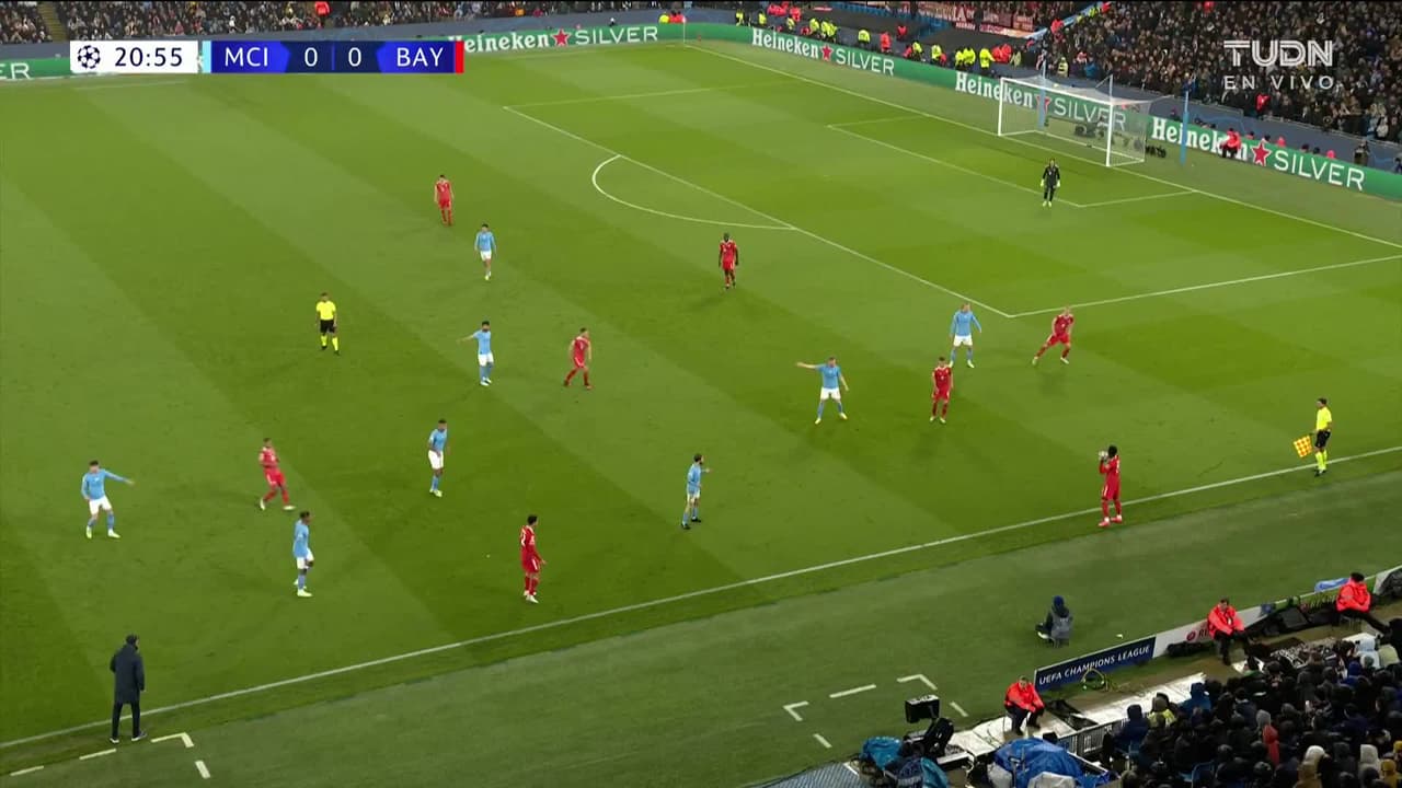 ¡TIRO ATAJADO! disparo por Erling Haaland.