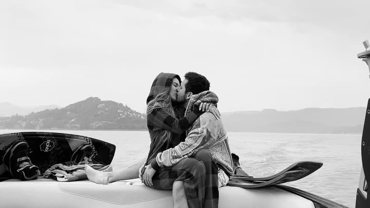 En una velada romántica y, con una botella de champagne, la pareja juró amor eterno.