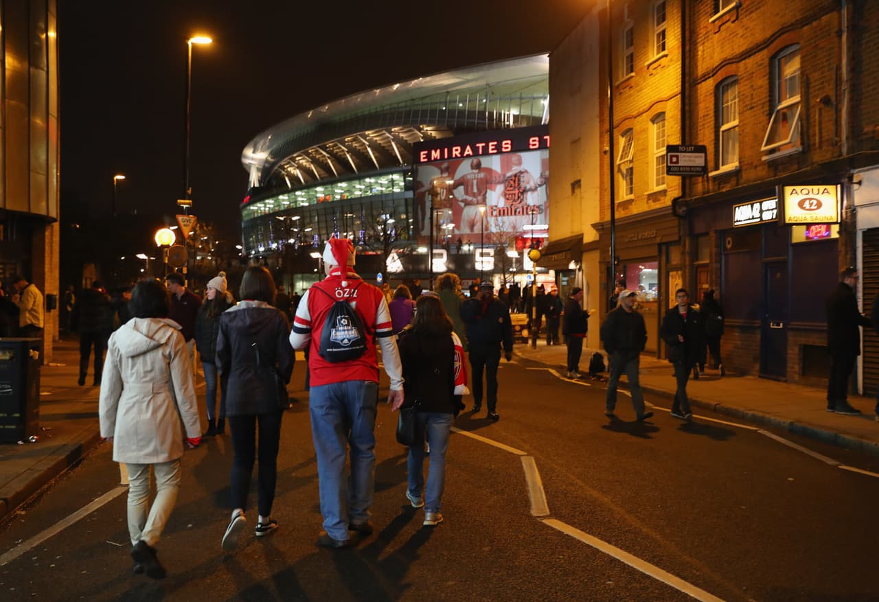 Desde muy temprano comenzaron a llegar los aficionados del Arsenal y Liverpool al Emirates Stadium.