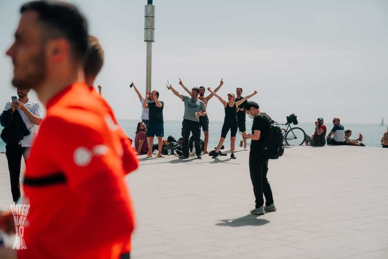El Frankfurt celebró en la playa de la Barceloneta el triunfo histórico en el Camp Nou para eliminar al Barça de la Europa League.