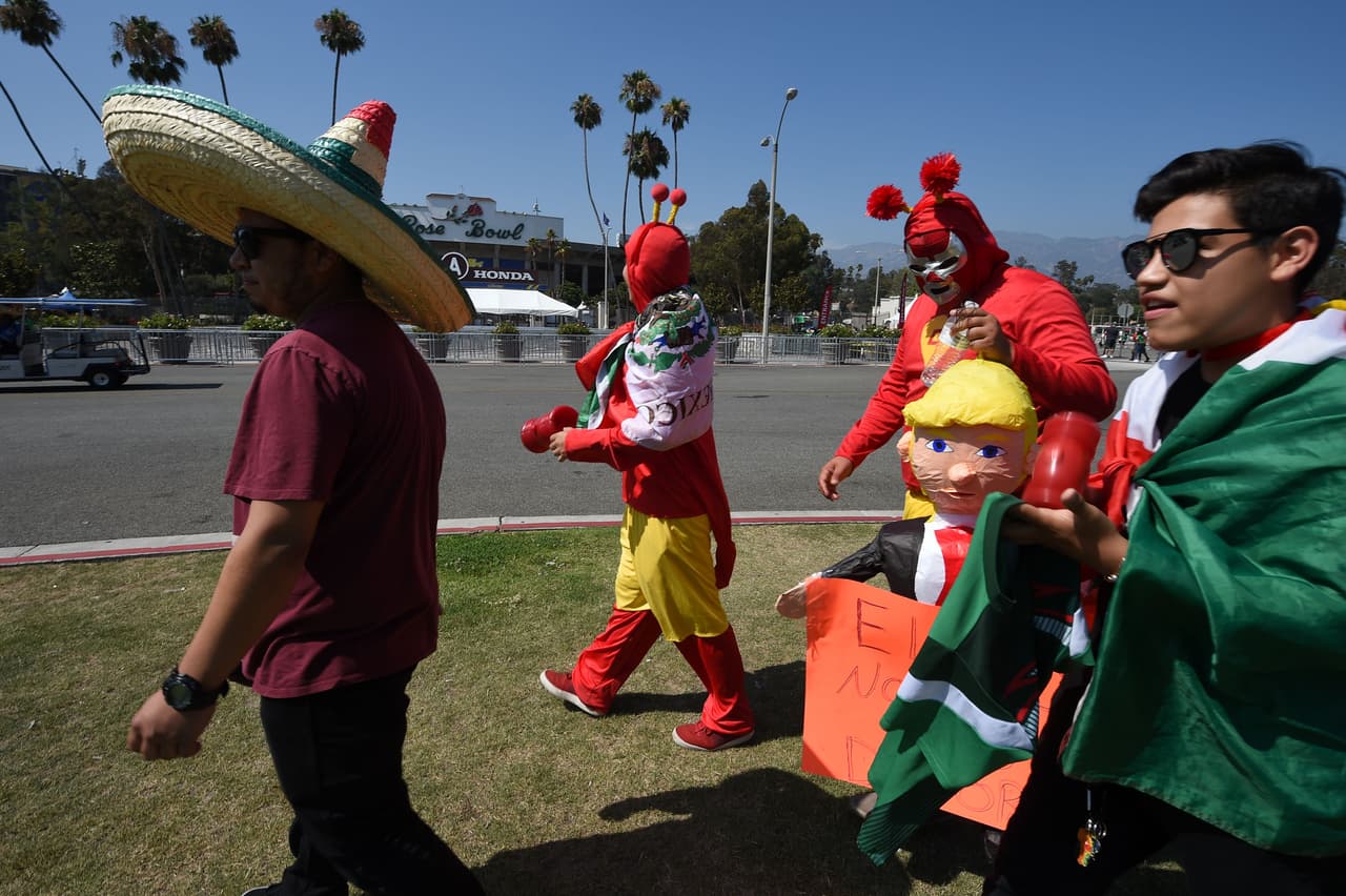 Disfraces, maquillaje, banderas, sombreros e incluso un poco de humor de parte de los aficionados mexicanos. Cuando México juega en Estados Unidos, la fiesta está asegurada.