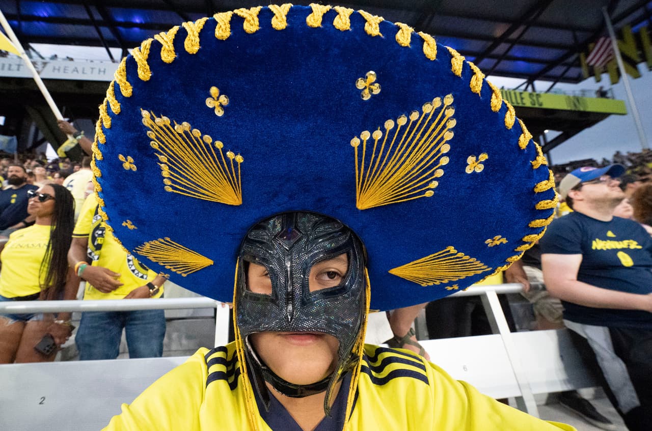 En Nashville los nubarrones negros también dieron vueltas, pero este aficionado estuvo bien protegido.
<br>