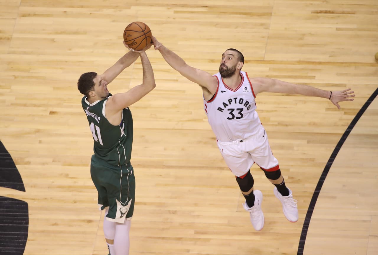 Los Toronto Raptors sobrevivieron a un partido que se fue a doble tiempo extra para sacar el triunfo por 118-112 sobre los Milwaukee Bucks en el Juego 3 de la Final de la Conferencia del Este de la Postemporada de la NBA en Scotiabank Arena. Luego de este resultado a contienda se pone 2-1 en favor de los Bucks y en Toronto se reanuda la batalla el próximo martes.