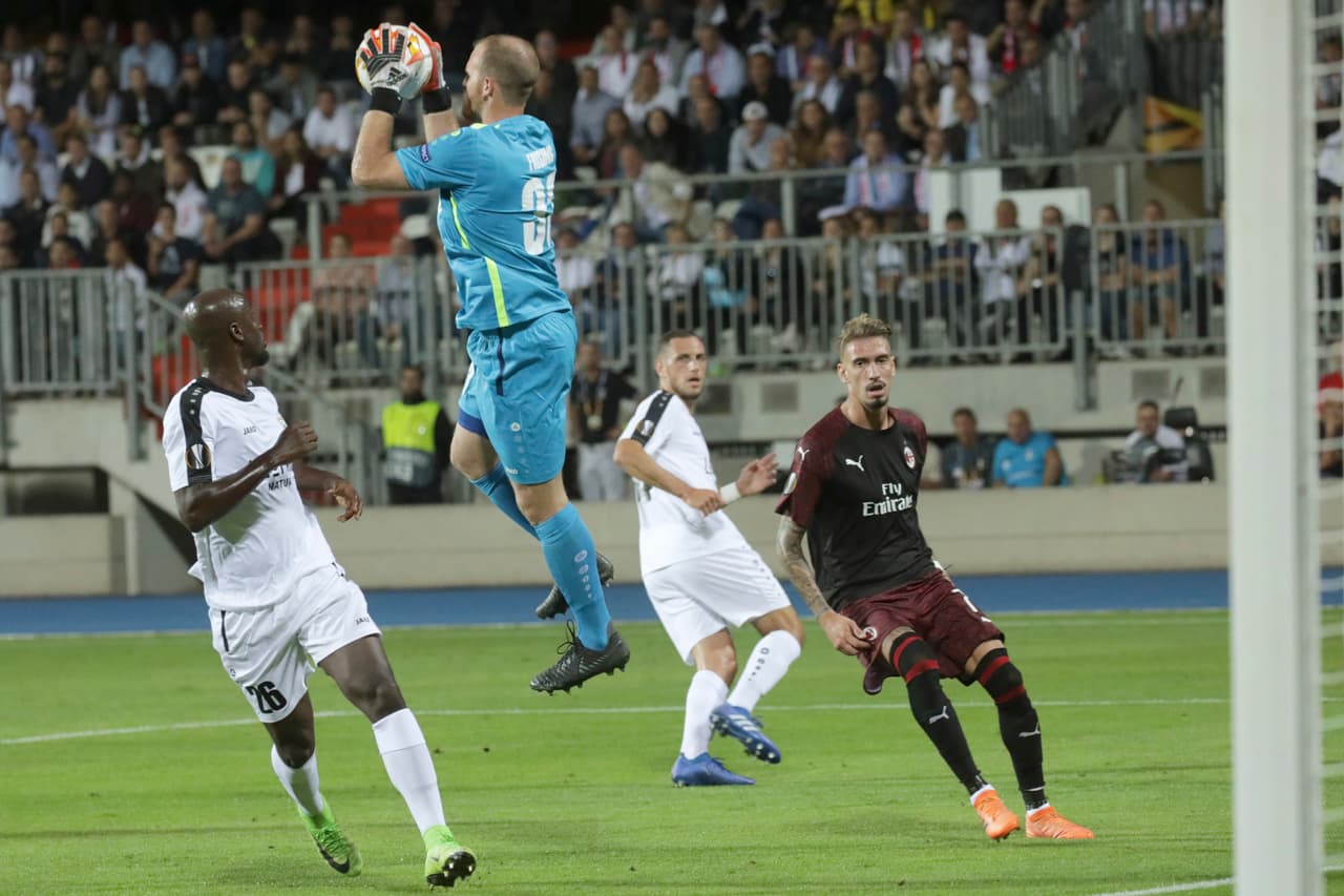 El Milan empezó a desesperarse y a lanzar balones por lo alto, intentando buscar a Higuaín, con buen juego aéreo, o provocar un error. Pero el portero Joe Frising se mostraba seguro.