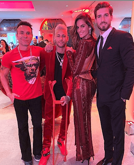 En resumen, si alguien sabe pasarla bien y organizar fiestas a lo grande para deleitar a sus invitados, ese es Neymar, quien espera recuperarse pronto y que arroje lejos las muletas.