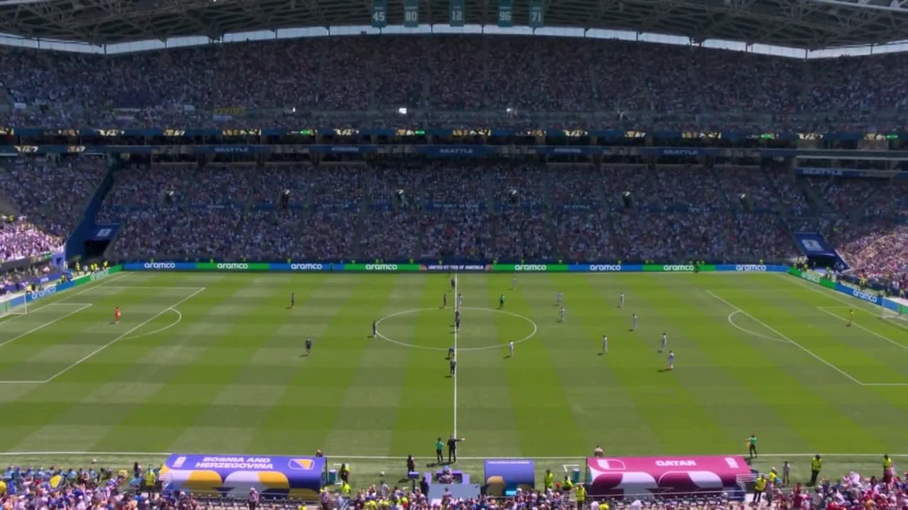 Arranca el partido y la pelota está en juego.