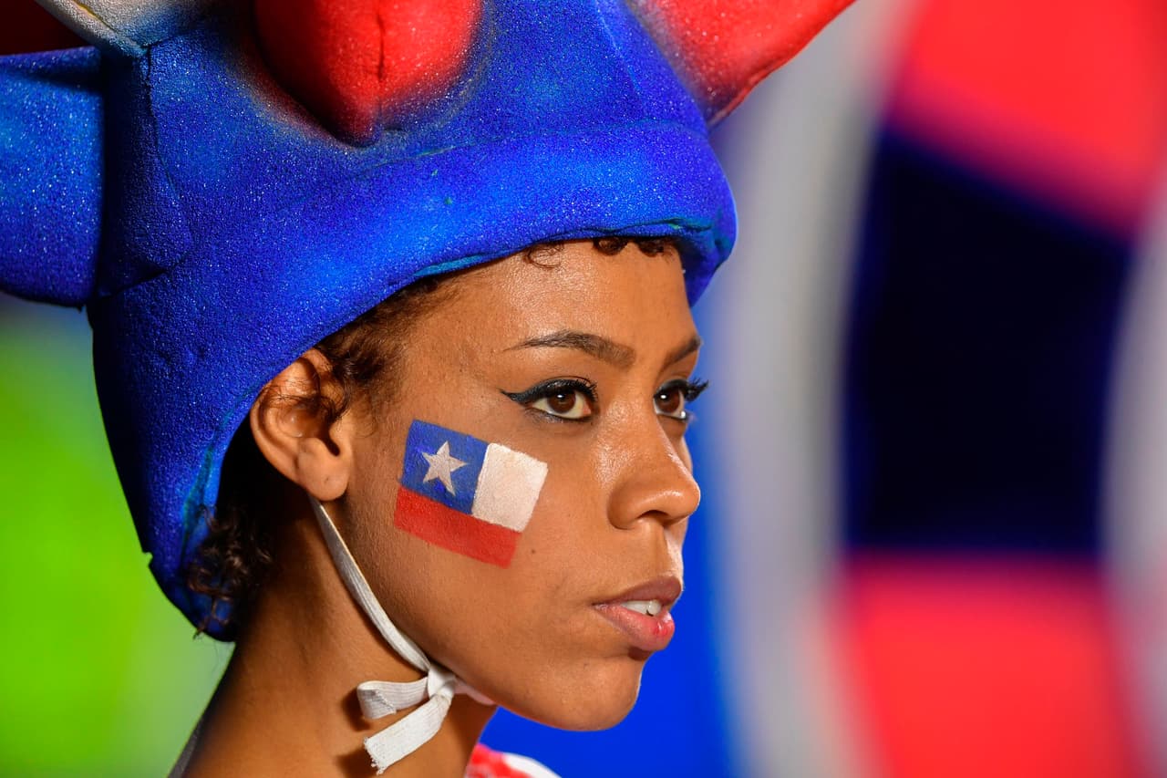 Con mucha alegría y colorido se alistan los participantes de la ceremonia inaugural de la Copa América este viernes en el Estadio Morumbí de San Pablo, Brasil.
