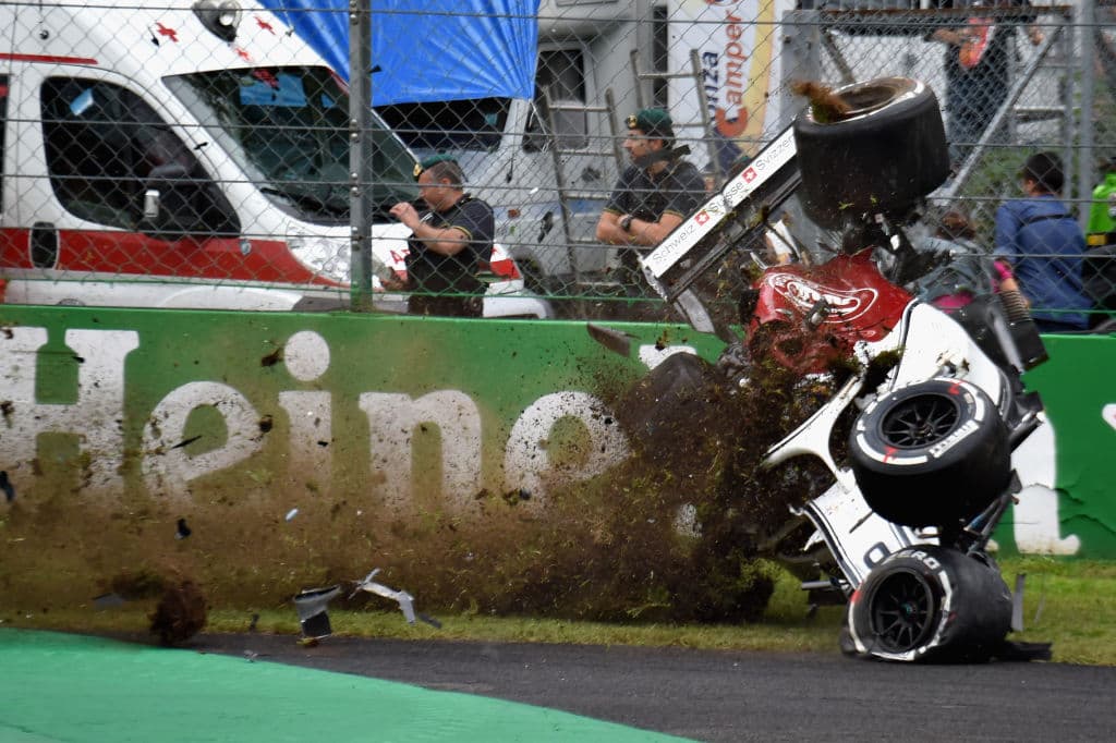 La operación de rescate duró cerca de 20 minutos en la pista.