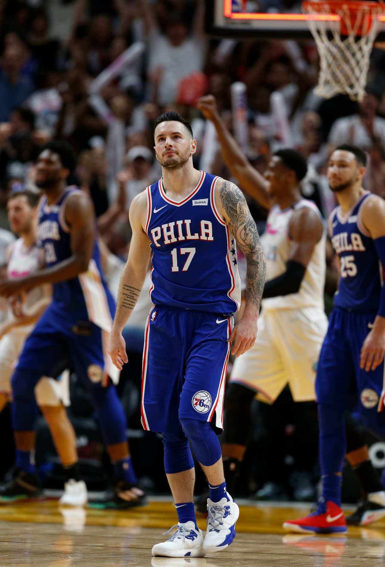 El equipo de Filadelfia lideró por 10 puntos en el cuarto periodo y tuvo la oportunidad de ganar con un tiro triple de Redick, pero el balón rebotó en el aro.