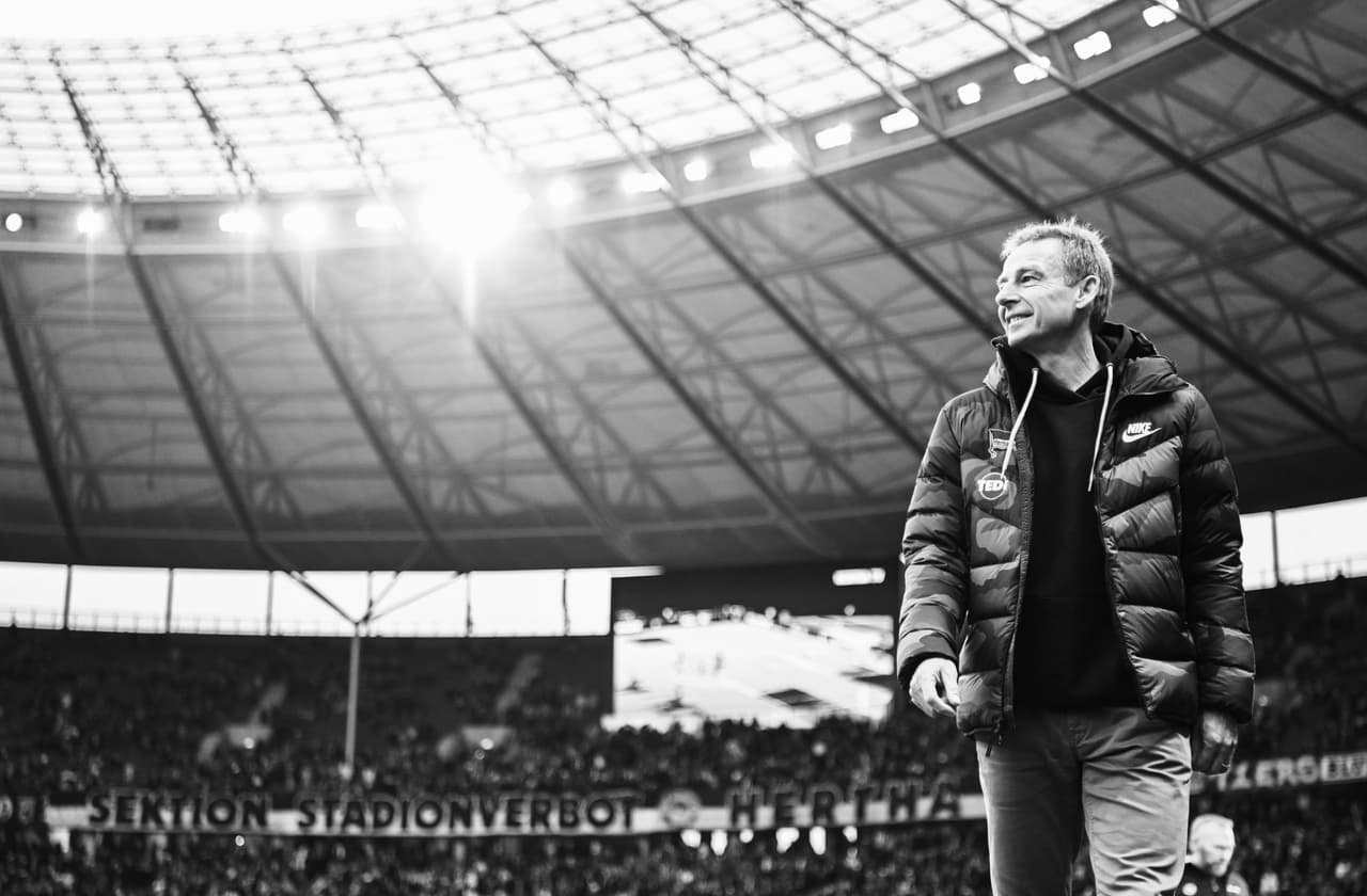 Jürgen Klinsmann, estratega de Hertha Berlin, poco pudo hacer para evitar la derrota a costa del Bayern Múnich.