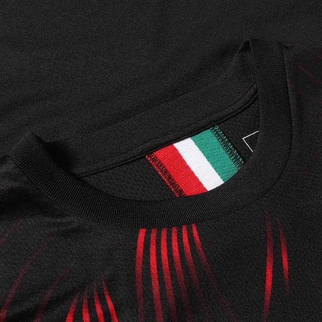 Los Rossoneros ya tienen su tercera piel para la siguiente temporada en la que esperan recuperar su lugar como un gran de Italia. La playera cuenta con un diseño de ondas en diferentes sentidos con el negro y rojo como protagonistas.