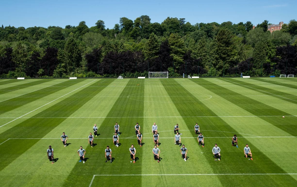 Wolves se arrodillan por la muerte de George Floyd