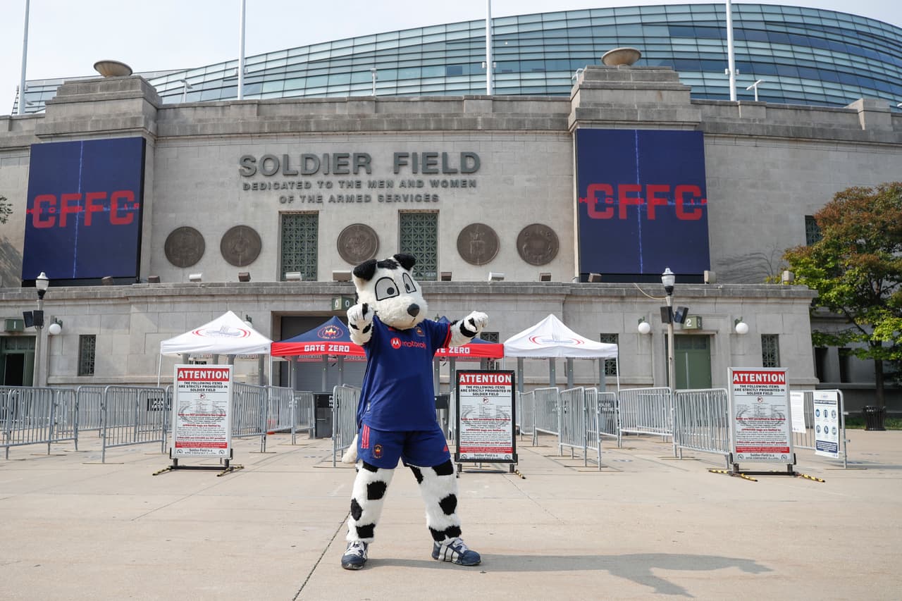 Sparky, la mascota de Chicago Fire FC nos dio la bienvenida al Soldier Field.
<br>