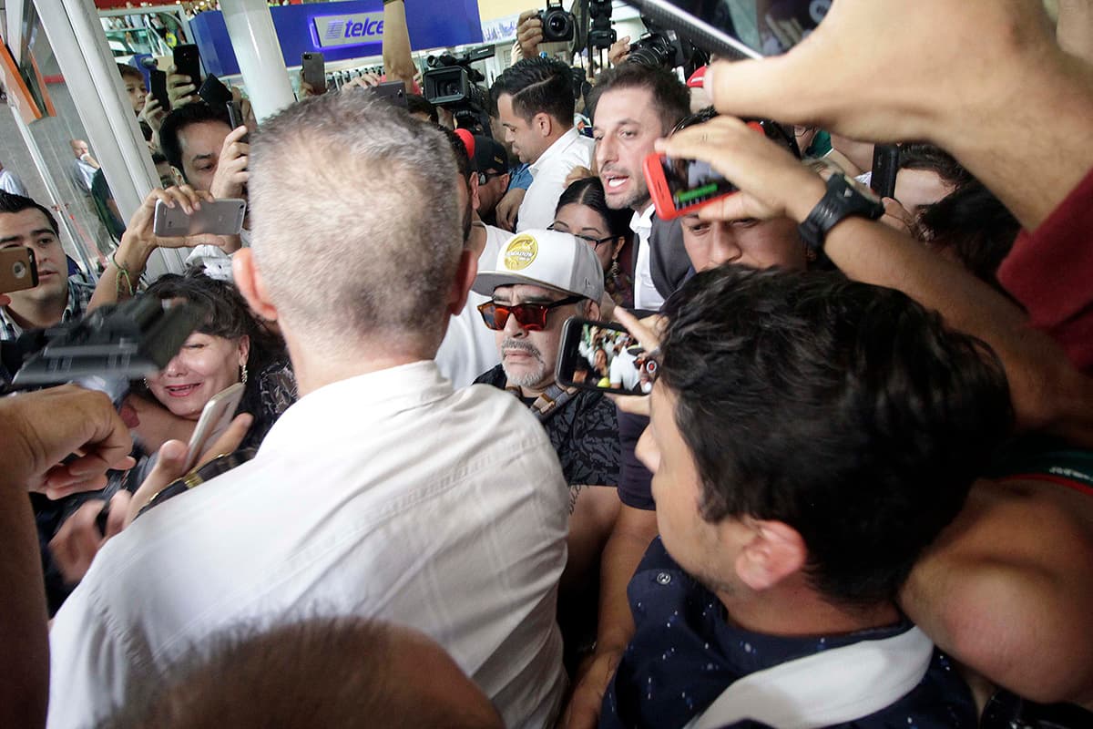 Periodistas y curiosos buscaron a Maradona para obtener una declaración o un saludo.