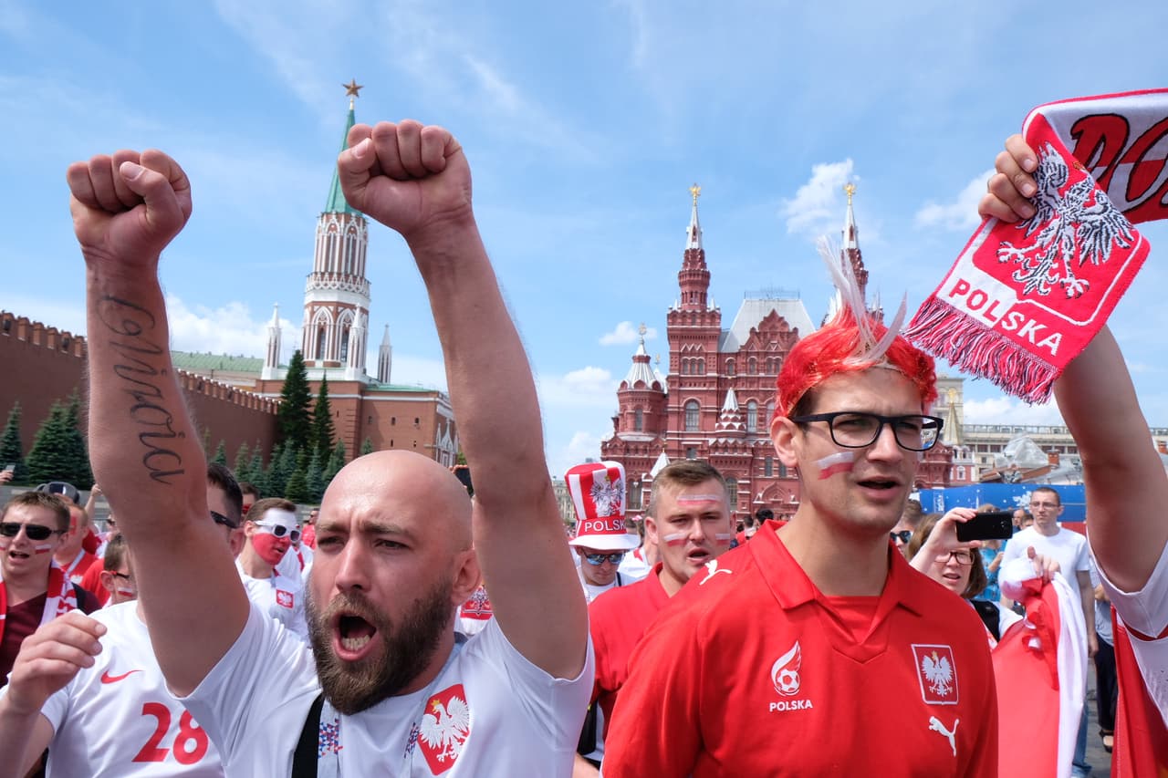 El colorido de los hinchas de Polonia y Senegal fue parte del paisaje en Moscú en medio del partido entre ambos seleccionados por el grupo H del Mundial de Rusia 2018.