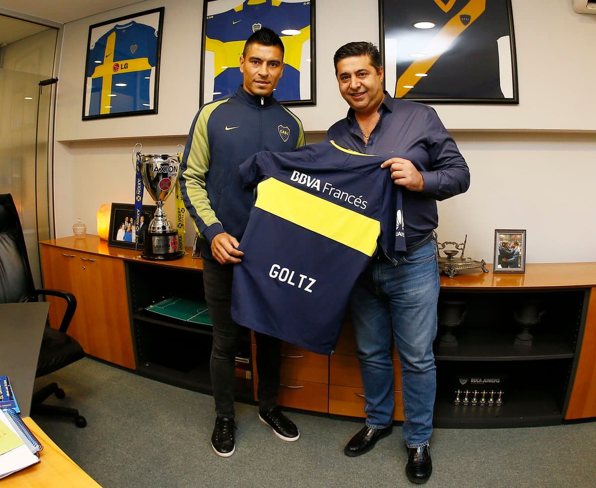 Paolo Goltz (izquierda) junto al presidente del Boca Juniors, Daniel Angelici.