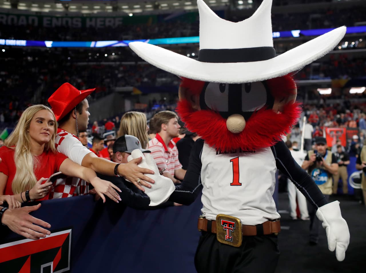 Un increíble ambiente el que se vivió dentro y fuera del US Bank Stadium previo al Juego por el Campeonato Nacional del básquetbol universitario entre los Texas Tech Red Raiders y los Virginia Cavaliers.