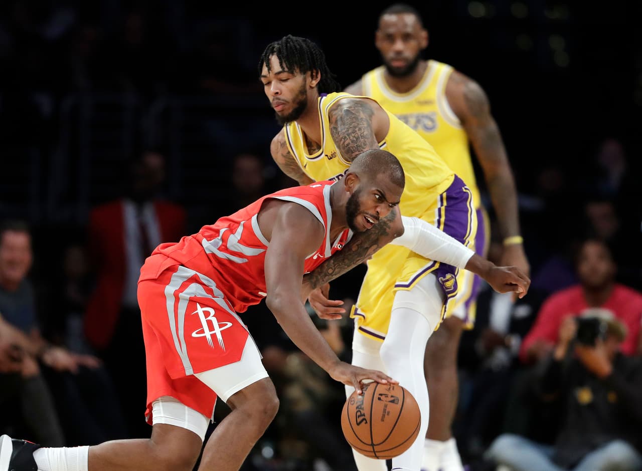 El ambiente en las calles alrededor del Staples Center era similar al de unas Finales y los principales edificios de la zona lucían enormes carteles y anuncios relacionados con James.