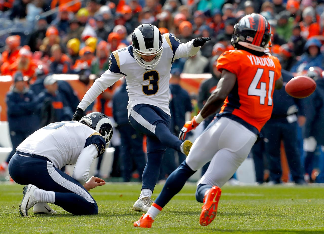Luego del touchdown de los Broncos, Santos falló un gol de campo de 37 yardas luego de una larga ofensiva de los Rams. Pero más tarde pateó uno de 21 yardas que puso el marcador 23-13.