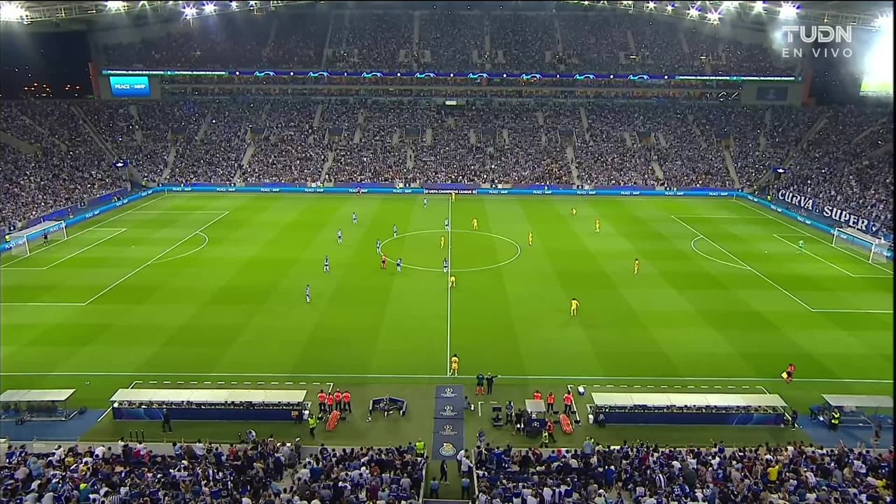 Arranca el partido y la pelota está en juego.
