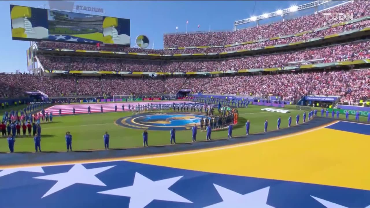 ¡Se entonan los himnos de Estados Unidos y Bosnia Herzegovina!