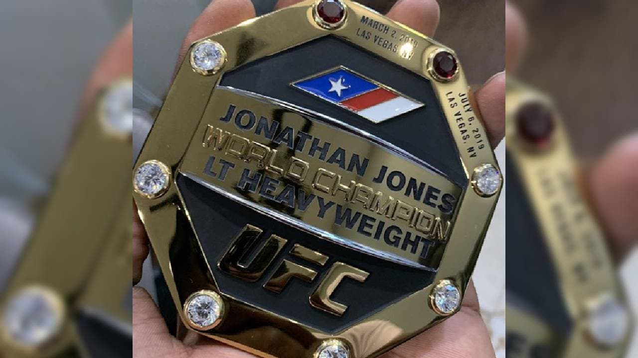 El 5 de diciembre de 2009 registró su primera y única derrota por descalificación ante su compatriota Matt Hamill.