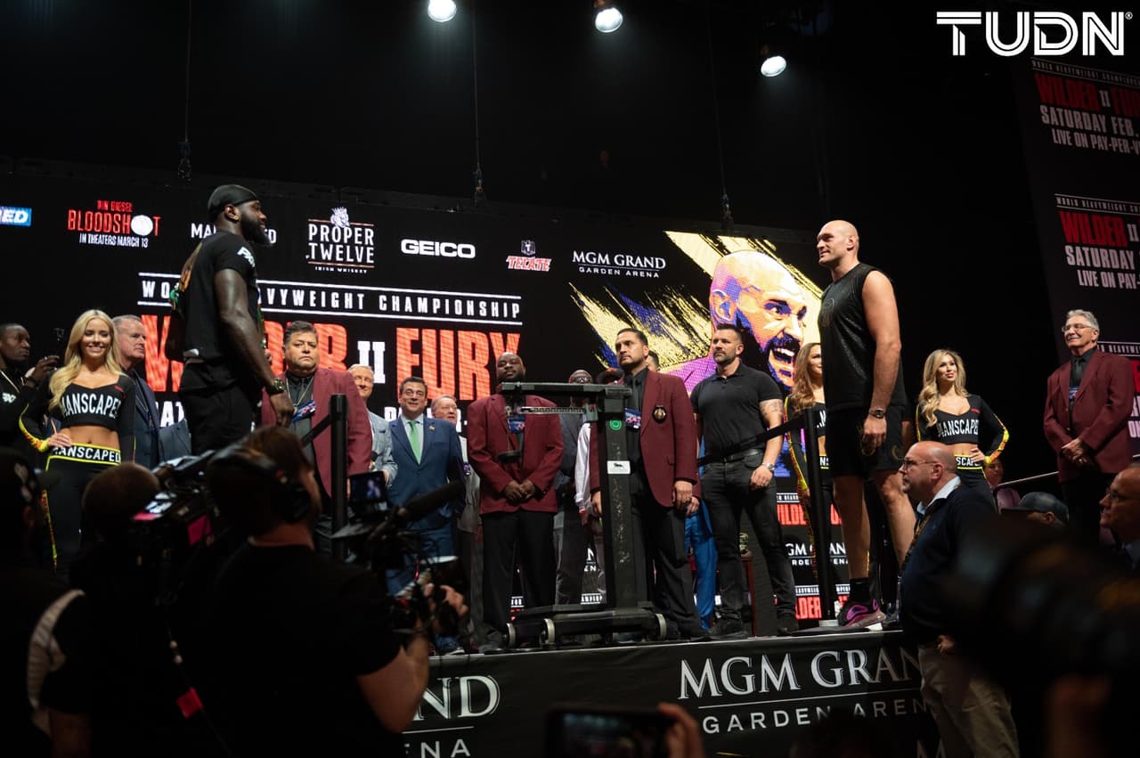 Tyson Fury (273 libras) y Deontay Wilder (231) protagonizaron un pesaje inusual al no poder realizar el tradicional cara a cara.