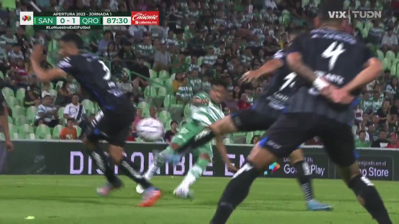 ¡Es un muro! Otra atajada de Allison a tiro de González