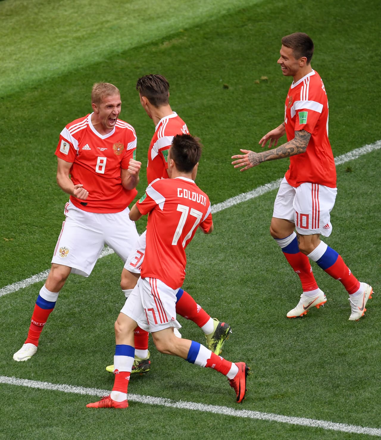 Eso sí, el jugador fue el más felicitado por sus compañeros de Rusia, que sintieron la calma para el resto del partido.
