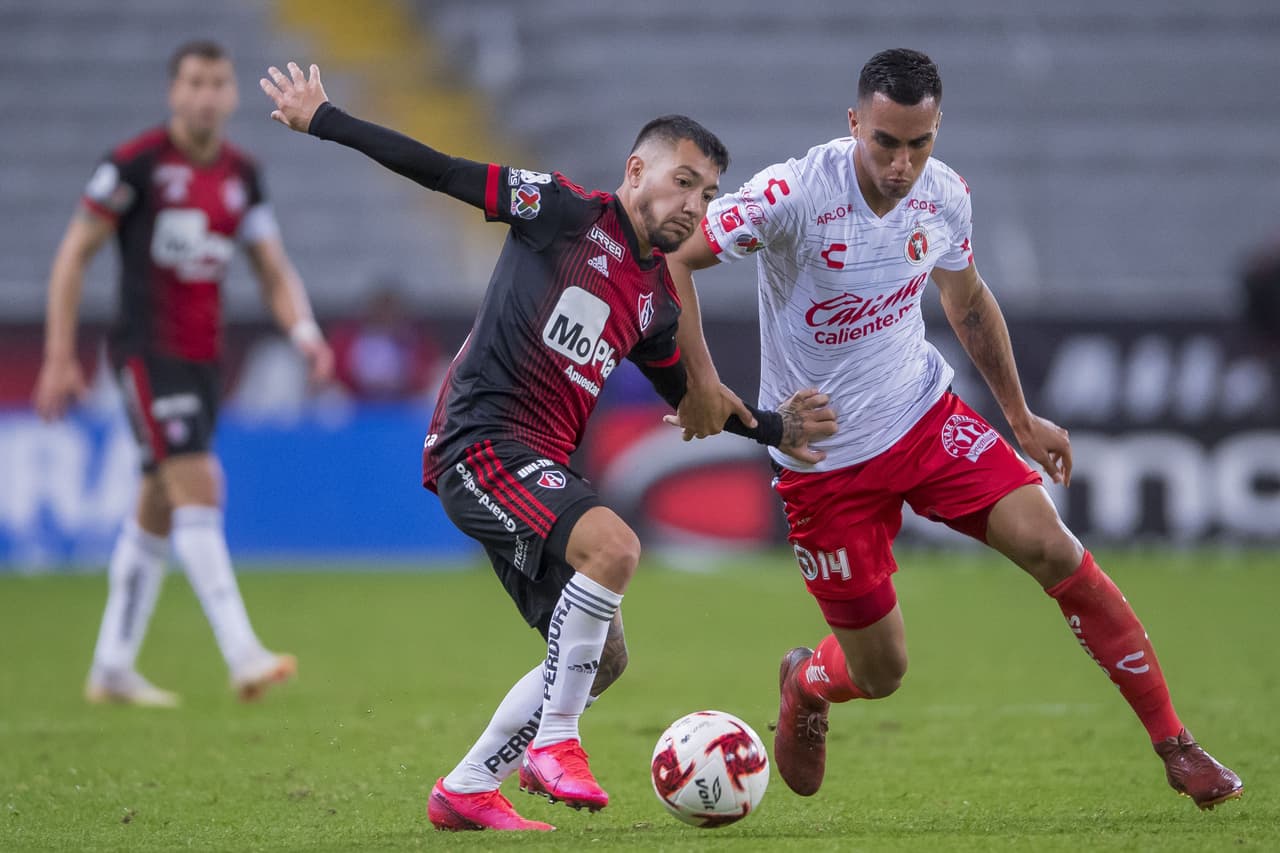 Con goles de Luciano Acosta y Javier Correa, Atlas gana y se queda con los puntos.