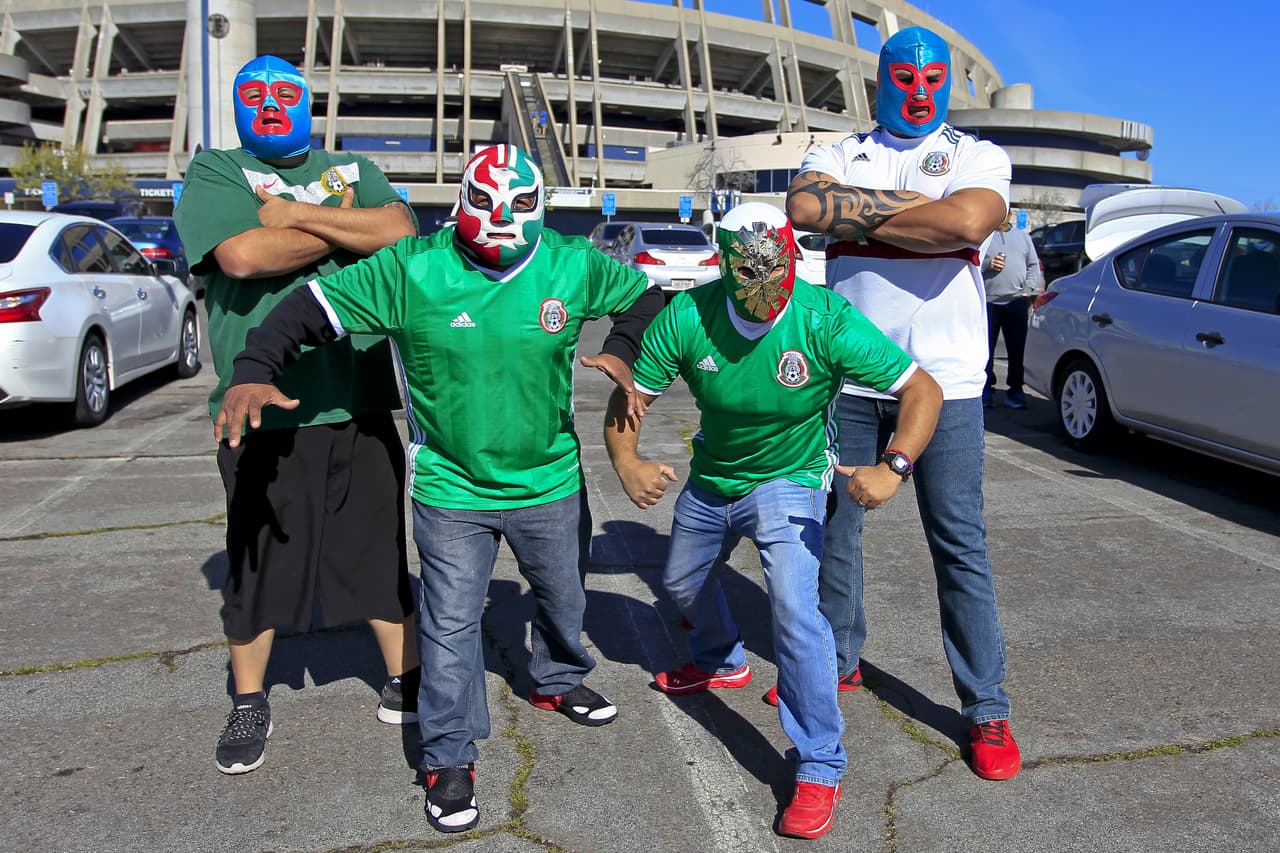 Los aficionados mexicanos viven con optimismo la antesala del juego del Tri contra Chile en San Diego, donde comenzará la era de Gerardo Martino como técnico.