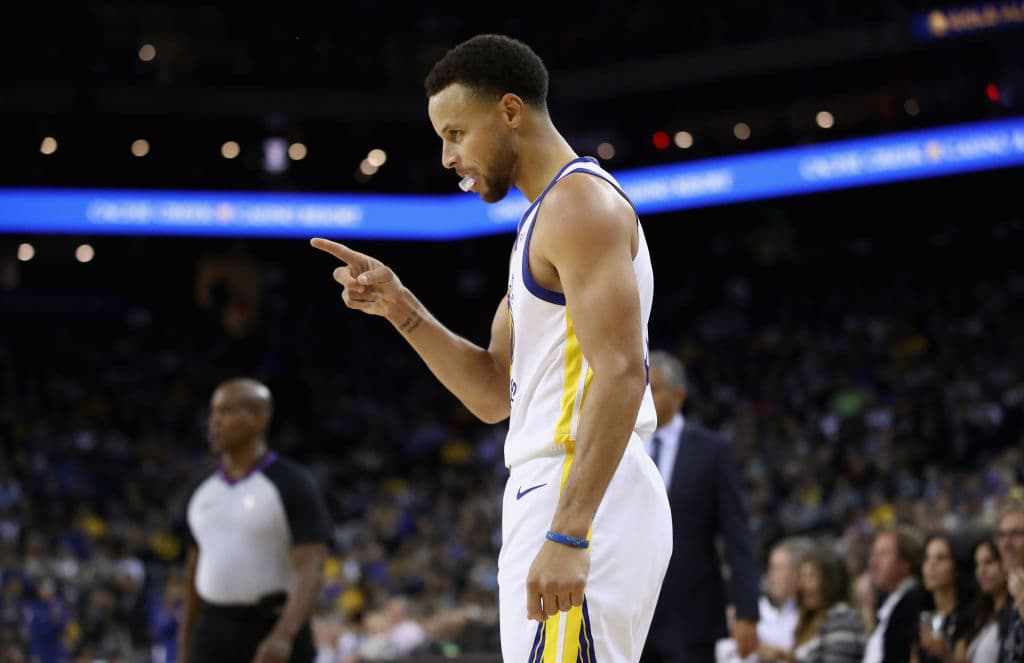 <b>Phoenix 103-123 Golden State</b>. Stephen Curry tuvo gran noche con 29 puntos y 8 asistencias en la victoria de sus Warriors sobre los Suns luego de perder ayer con Denver.