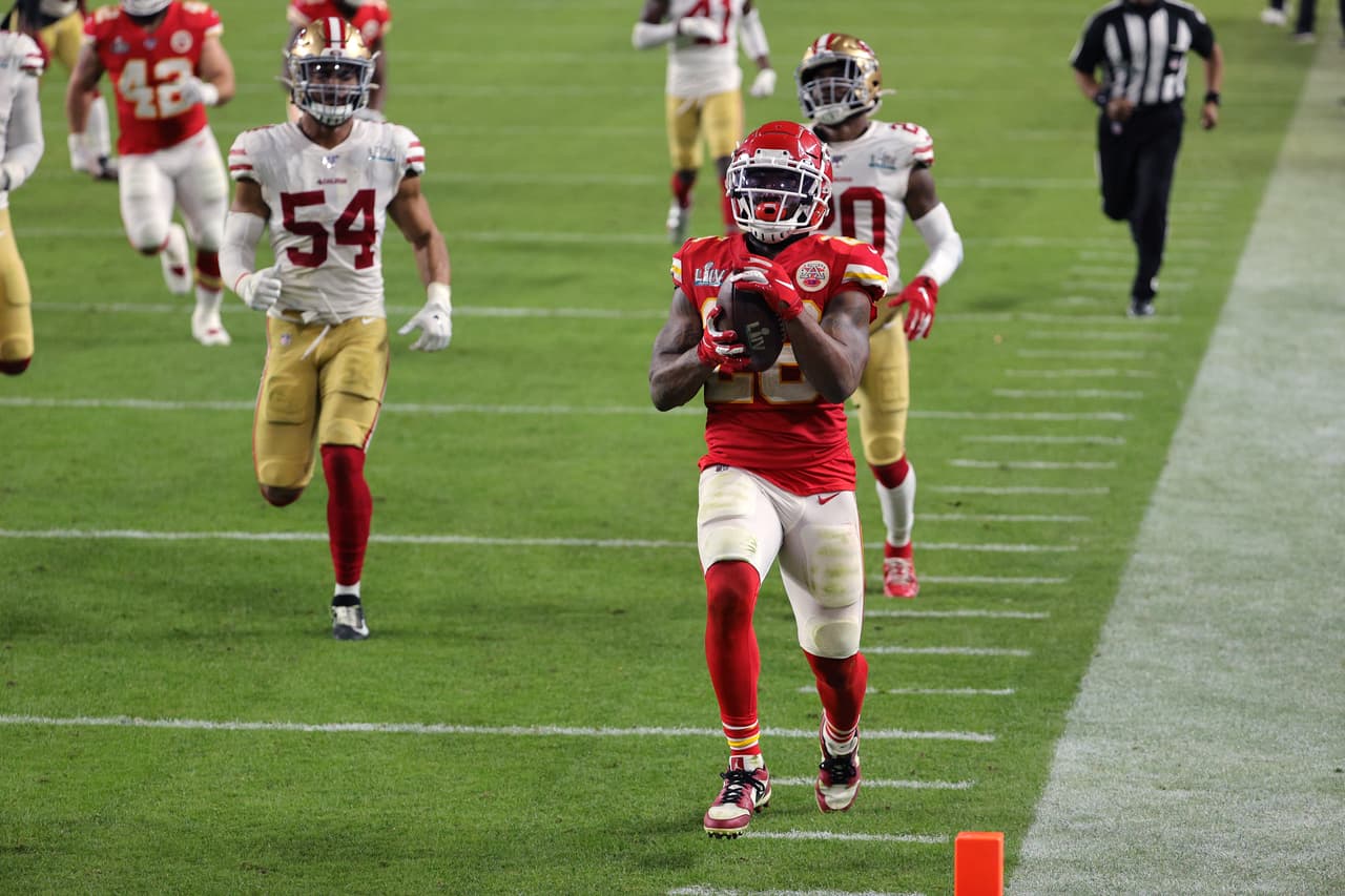 Así se gestó la heróica victoria de los Chiefs en el Super Bowl LIV tras anotar 21 puntos sin respuesta en el último cuarto para obtener su segundo título de Super Bowl en la historia de la franquicia. Los 49ers se quedan en la orilla y la espera sigue luego del último Vince Lombardi en 1995.