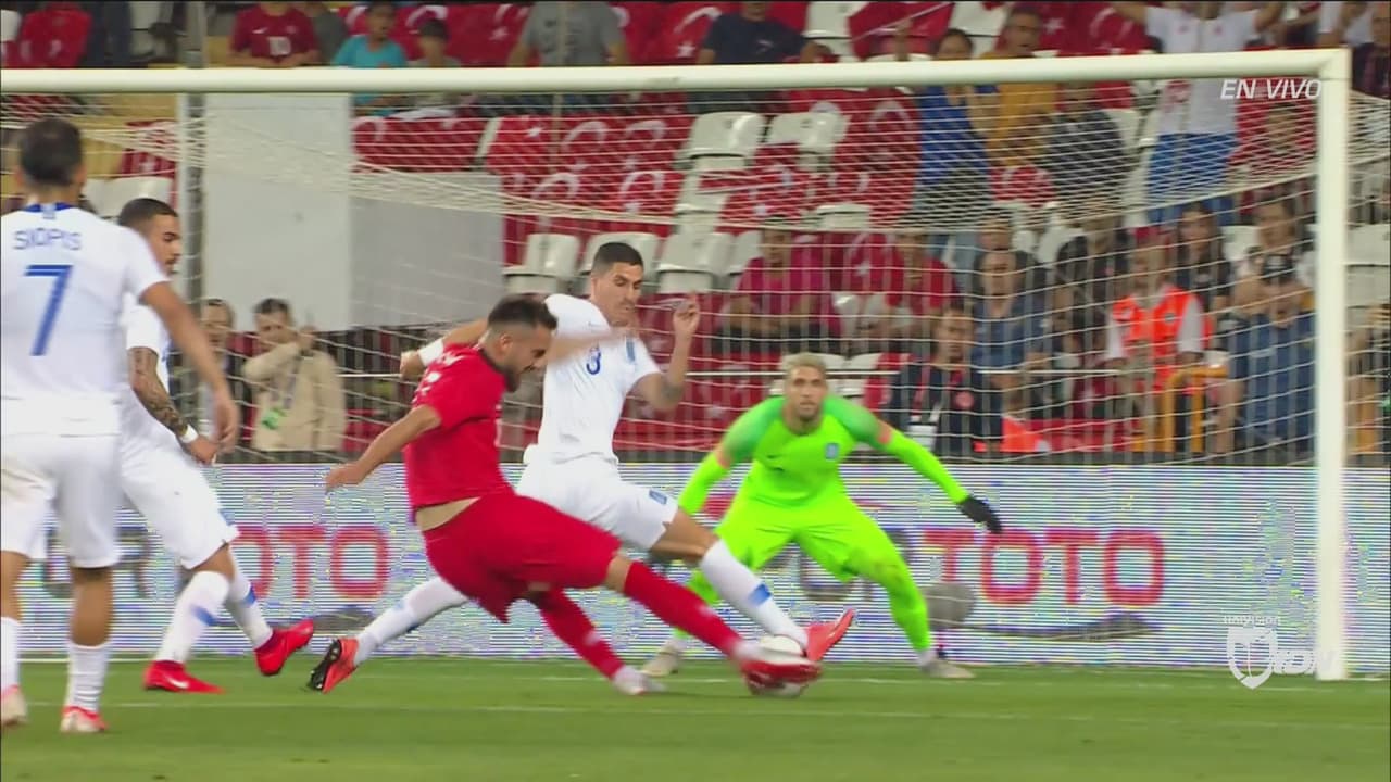 Karaman aprovecha un descuido de la defensa griega y pone el 2-0