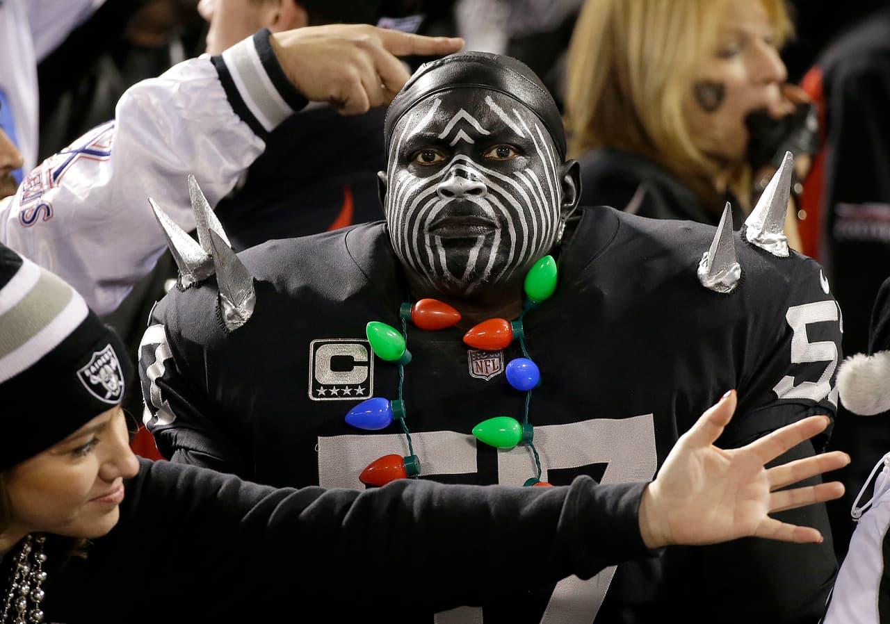 Las animadoras y los fanáticos en múltiples escenarios de la NFL en la jornada 15 vistieron la fiesta del fútbol americano de Navidad con sus atuendos y demás accesorios de las festividades.