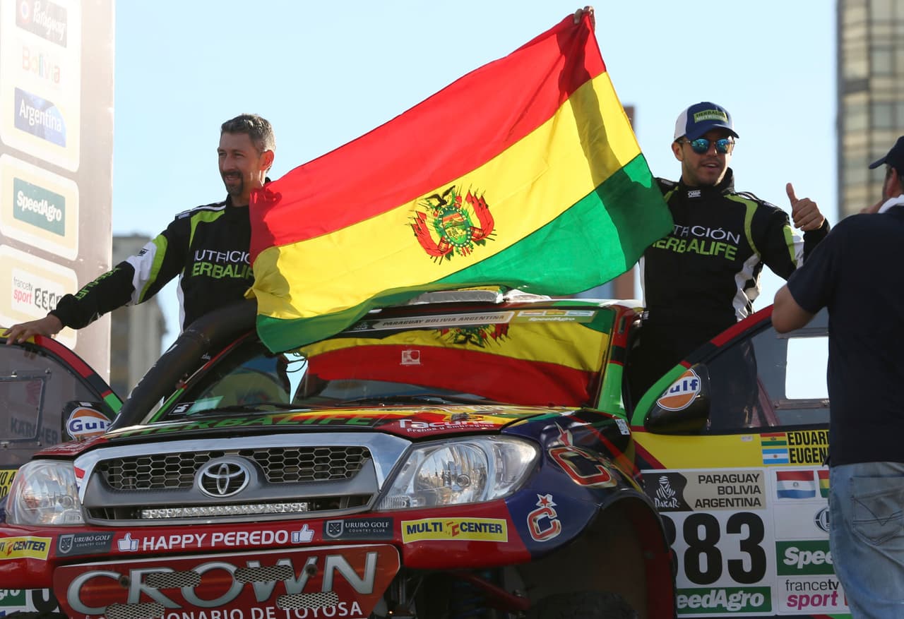 El presidente de Paraguay, Horacio Cartes, y el de Bolivia, Evo Morales, despidieron a la caravana del Dakar en el podio de largada en Asunción en la previa del comienzo el lunes 2 de enero, cuyo trayecto recorre territorio de ambos países más Argentina. El acto simbólico congregó a decenas de miles para la travesía que finaliza el 14 de enero en Buenos Aires.