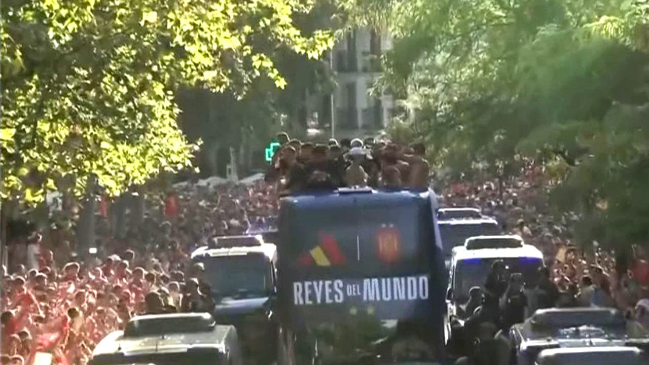 Así se ve el recorrido de la Selección de España por calles de Madrid; miles llenan las calles de la capital
