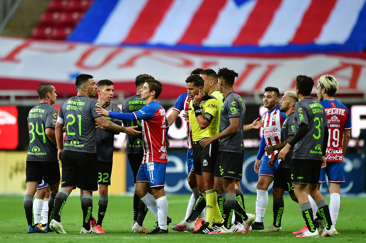 La primera mitad terminó ‘calientita’, pero no pasó a mayores.