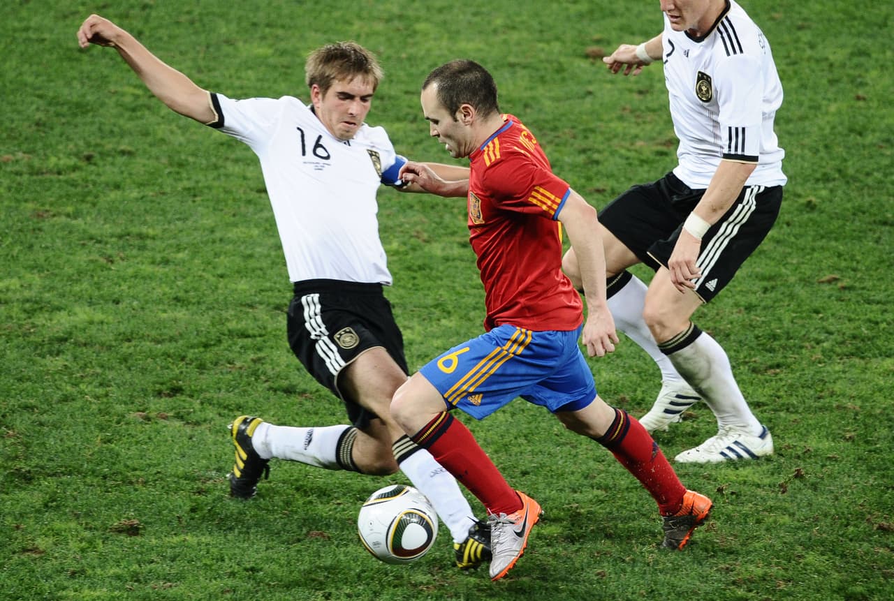 Iniesta fue el referente de un fútbol lleno de talento en España que logró sobreponerse 1-0 contra Alemania y llegar a la primera final en su historia.