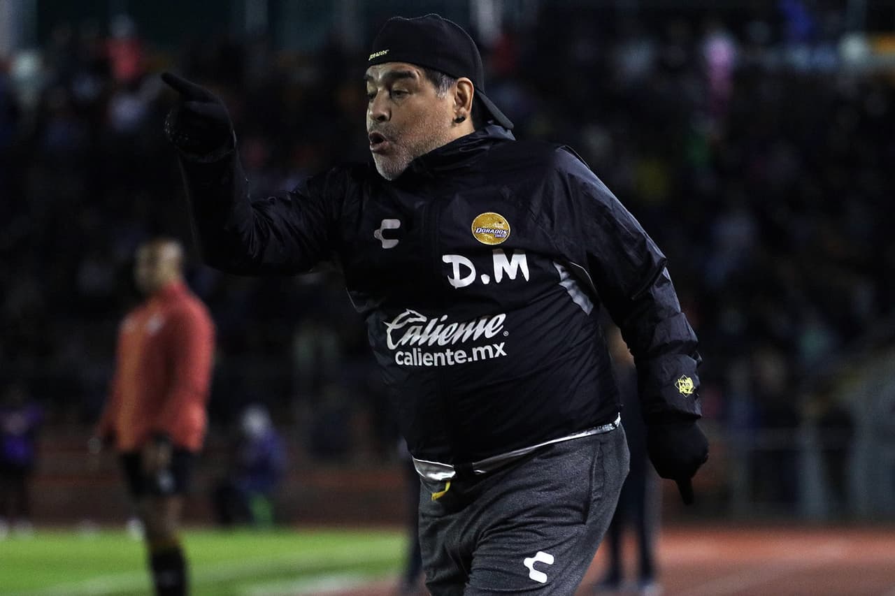 Con su particular intensidad y pasión vivió el partido Diego Maradona en los minutos finales del encuentro, siendo expulsado al minuto 90'+4.