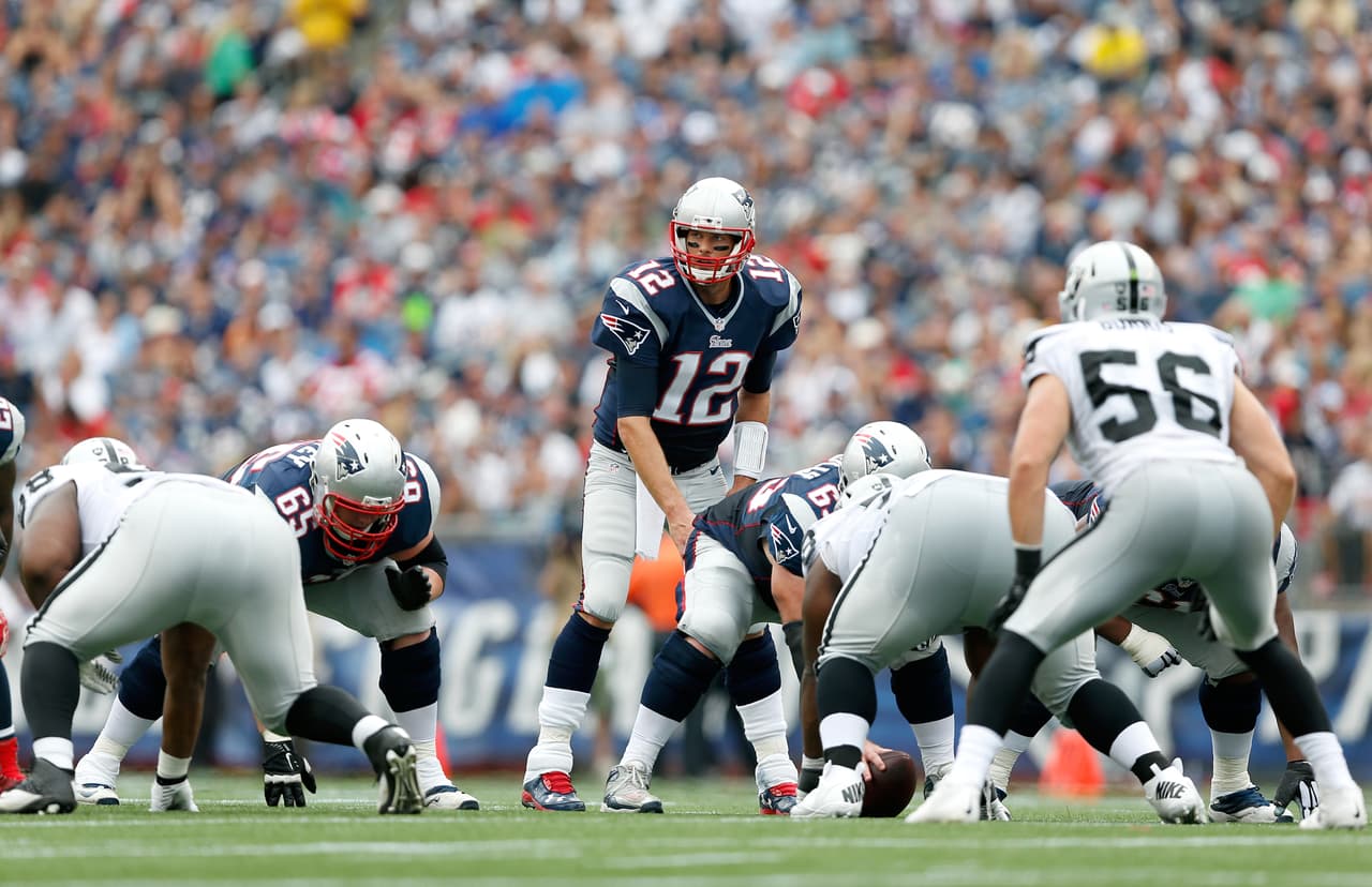 <i>Pronóstico de la temporada</i>
<br>New England tendrá un calendario bastante más complicado que el del año pasado pues enfrentarán a una de las divisiones más fuertes de la liga en la AFC Oeste donde destaca el juego en México contra Raiders y su visita a los Denver Broncos. También jugarán en New Orleans y visitarán a los Steelers en Heinz Field en las últimas semanas. Son el máximo favorito a llevarse el Super Bowl LII.
<b>PICK: 13-3</b>