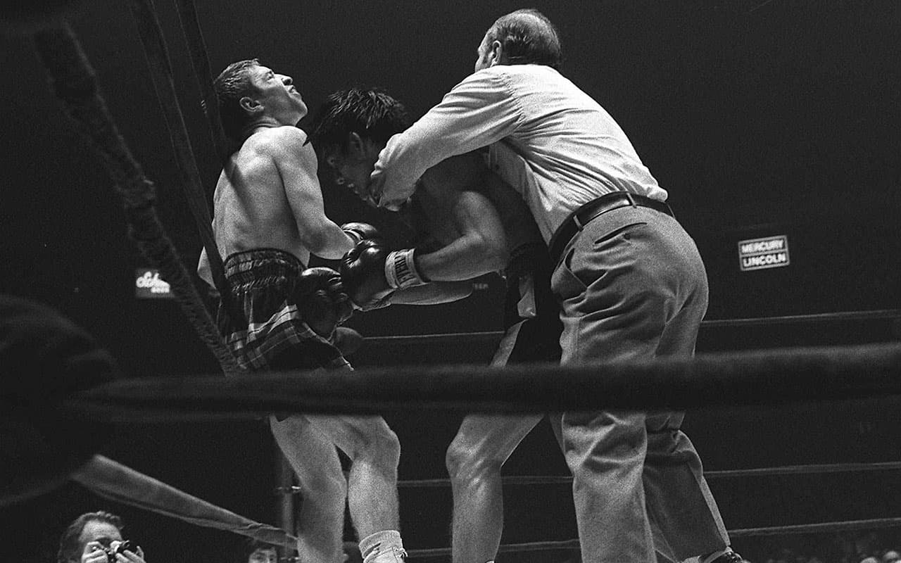 El panameño Roberto 'Mano de Piedra' Durán (centro) se convirtió en campeón mundial por primera vez el 27 de junio de 1972 noqueando a Ken Buchannan (izquierda).