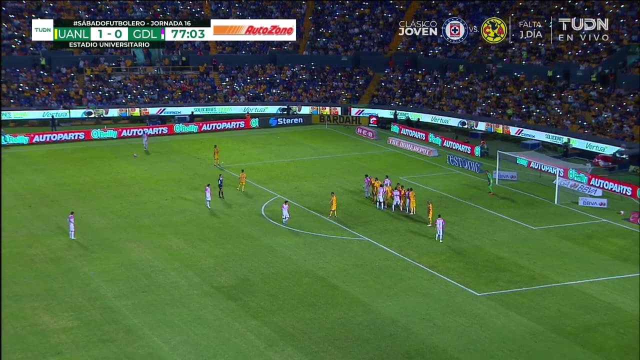 ¡CERCA! Uriel Antuna disparó que se estrella en el poste.