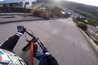 Estos chicos derrapan en triciclo a más de 60 mph. Y se ve increíble. 